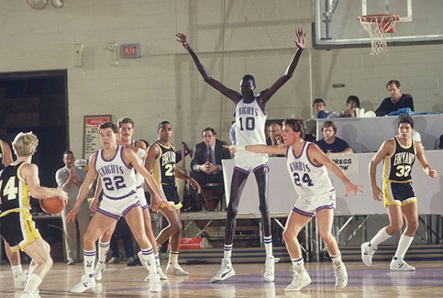 15. Naviši košarkaš u povijesti NBA-a, Manute Bol, fotka iz 1984. godine