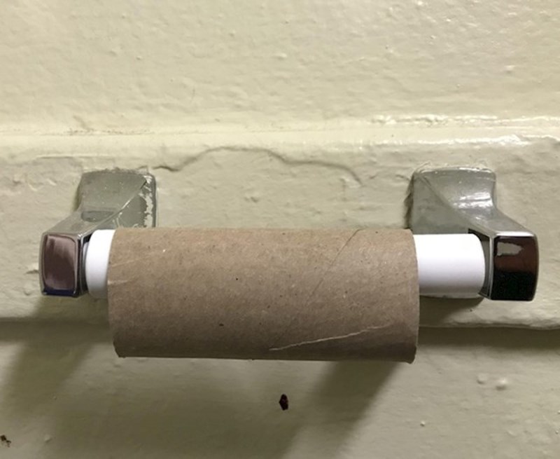 Dok je bio kod prijateljice, morao je na WC (velika nužda), a onda je primijetio da nema WC papira.