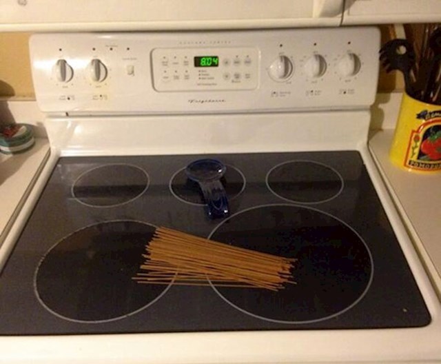 10. Žena mu je rekla da "stavi špagete na štednjak" da brže dovrši večeru kad dođe kući