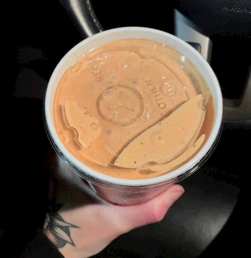 3. "Tražio sam malo više umaka za pomfrit. Dali su mi cijelu čašu."