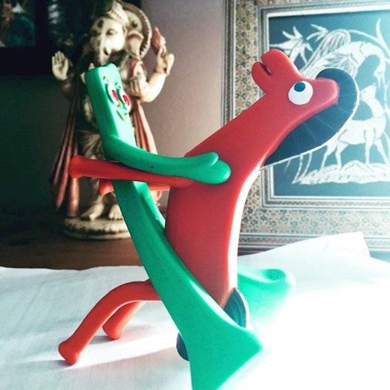 3. Moj muž stalno ostavlja ove kipiće u seksualnim pozama na različitim mjestima u kući