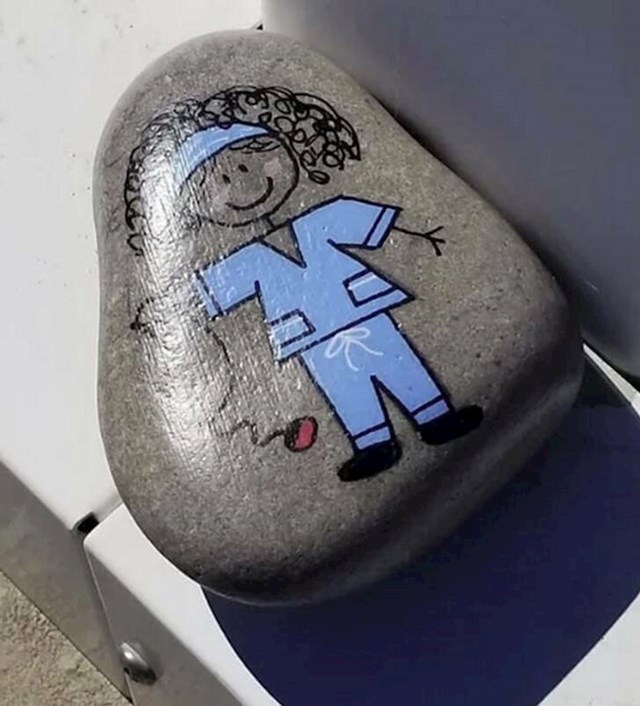 12. "Moja žena pronašla je ovaj simpatično oslikan kamen pred bolnicom"