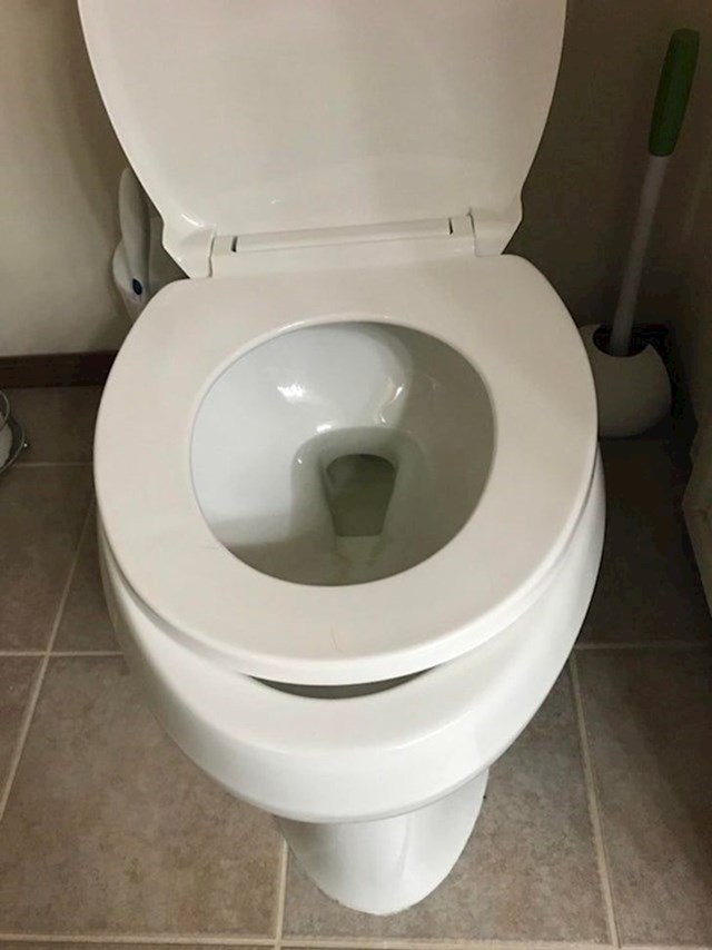 11. Zamolila sam ga da montira novu WC školjku.