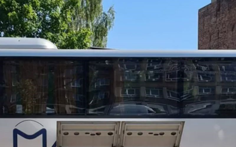 Tip je prolazio pokraj autobusa i uočio nešto totalno bizarno, fotka je odmah postala hit u regiji