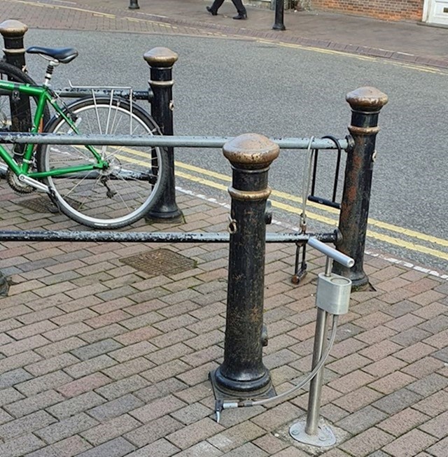 6. "U mom gradu postoji pumpa za bicikl nasred ulice"