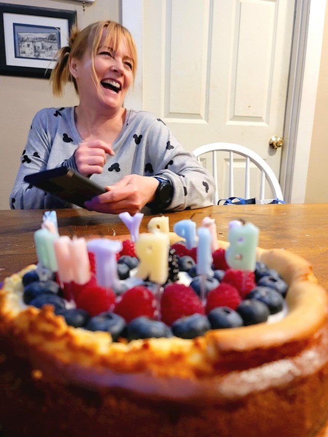 2. "Moja žena za svoj 54. rođendan uživa uz tortu koju si je sama napravila."