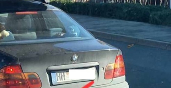 Netko je primijetio urnebesan detalj na autu njemačkih tablica, morate vidjeti ovu instalaciju