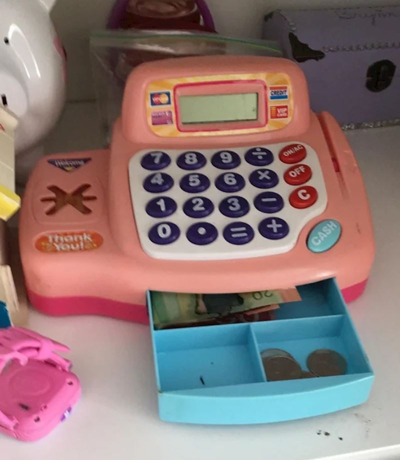 9. Prije nekoliko mjeseci nestala mi je ne tako mala svota novaca. Pronašao sam ju u blagajni svoje kćeri.