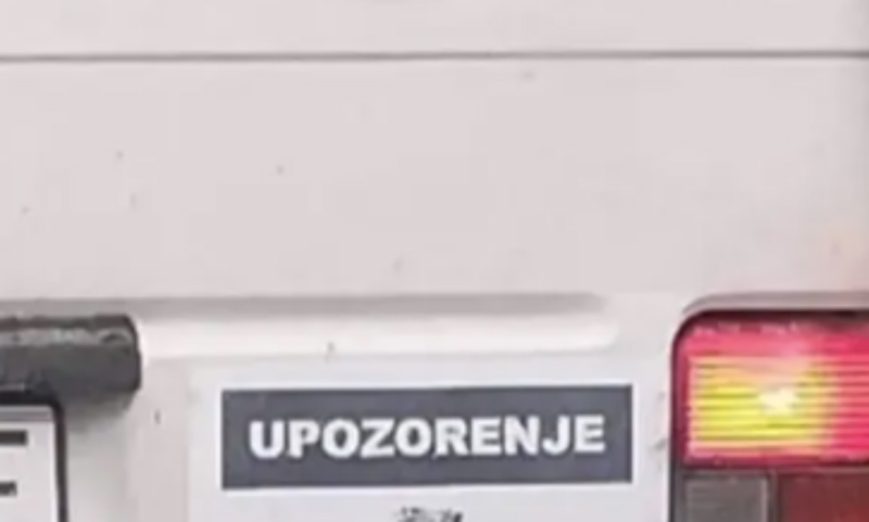 Tip je zalijepio upozorenje na svoj kombi i nasmijao cijelu regiju, odmah ćete vidjeti zašto