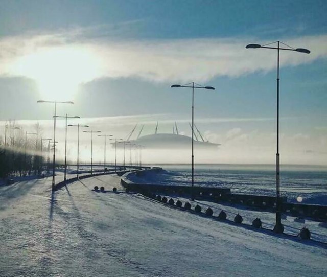 Magla je stvorila dojam da stadion izgleda poput svemirskog broda.