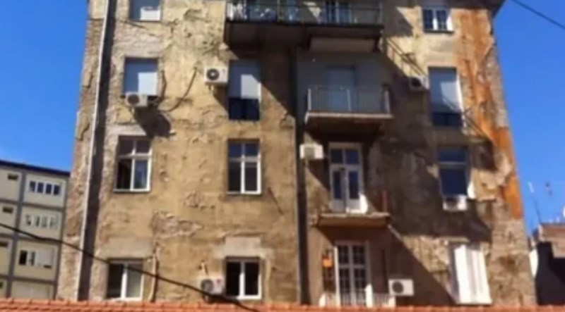 Fotka zgrade u centru Beograda obišla je regiju i postala hit, za sve je kriva apsurdna nadogradnja