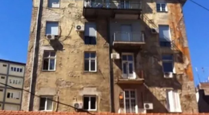 Fotka zgrade u centru Beograda obišla je regiju i postala hit, za sve je kriva apsurdna nadogradnja