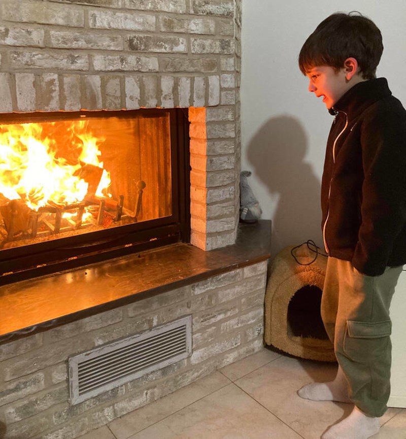 6. Moj brat plače zato što palimo drva u kaminu