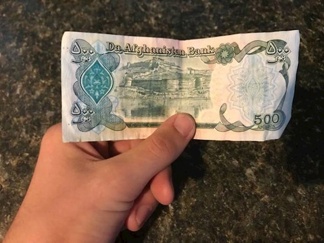 15. Pronašao sam afganistansku novčanicu čisteći svoj dnevni boravak. Nemam pojma otkuda mi.