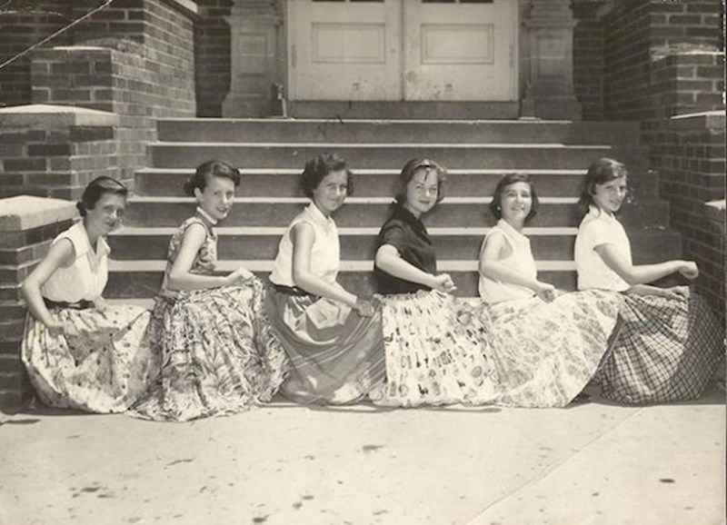 21. "Moja baka bila je navijačica u srednjoj. Ona je treća s lijeva."