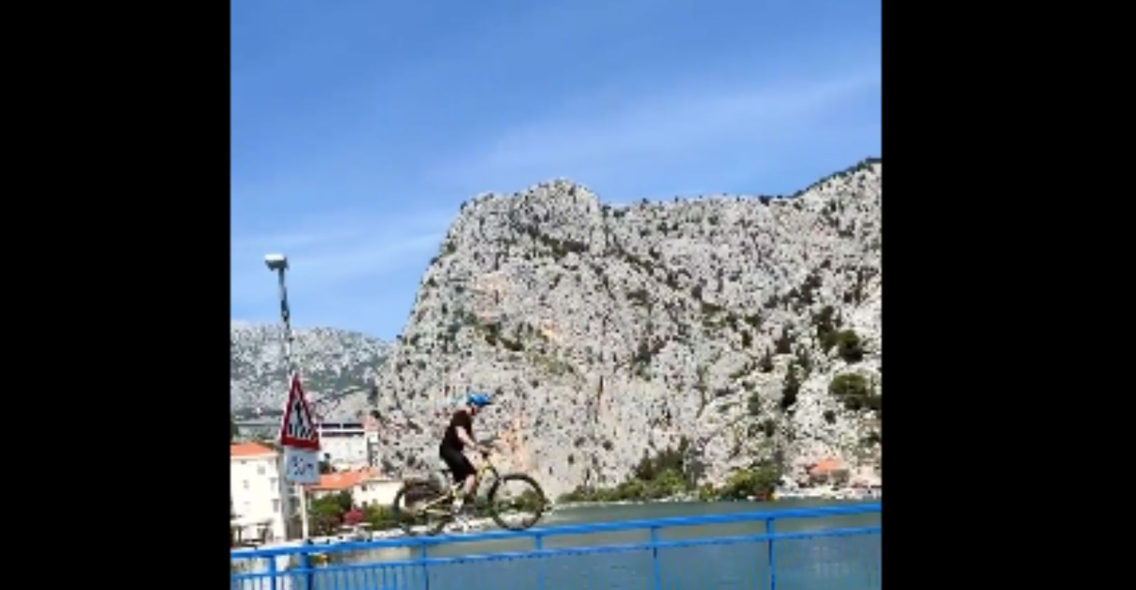 Turist je vozio bicikl po ogradi mosta u Omišu, snimka je hit zbog onoga što je napravio prolaznik