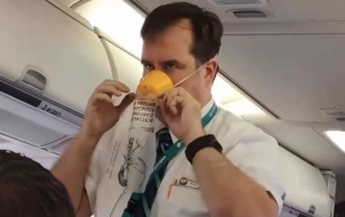 Stjuard jedne američke aviokompanije nasmijao je putnike, a i cijeli internet. Snimka je hit!