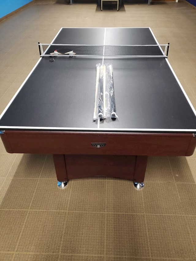 Umjesto božićnice dobili smo stol za stolni tenis kojeg: a) nitko ne igra b) nitko nema vremena igrati dok je u uredu
