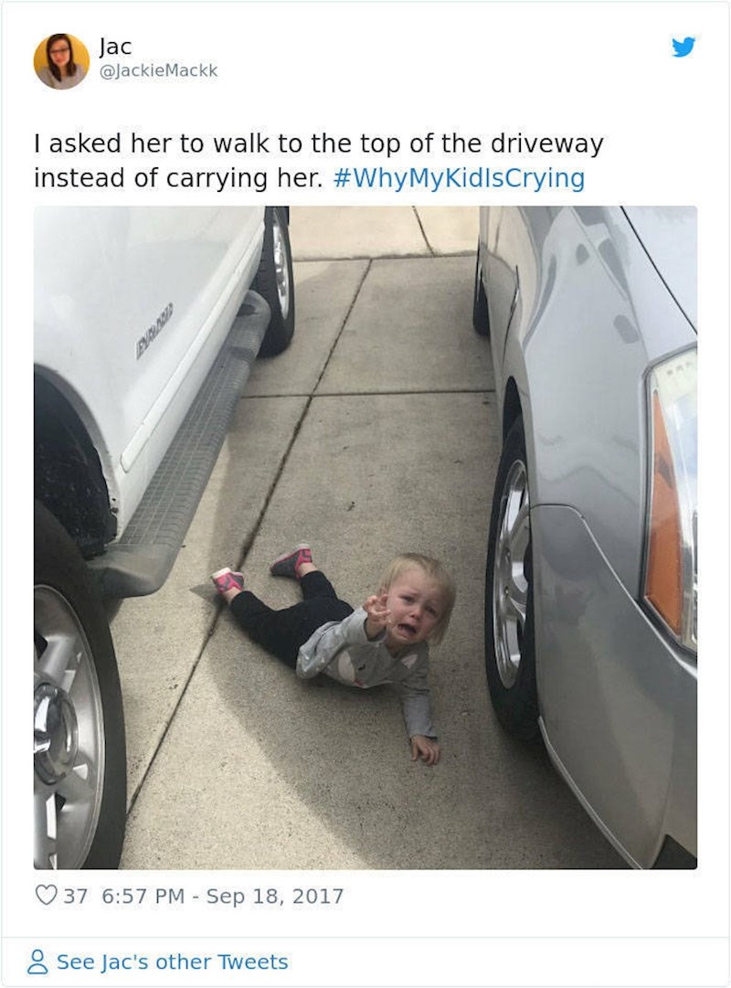 13. Plače jer sam ju zamolila da sama hoda umjesto da ju nosim