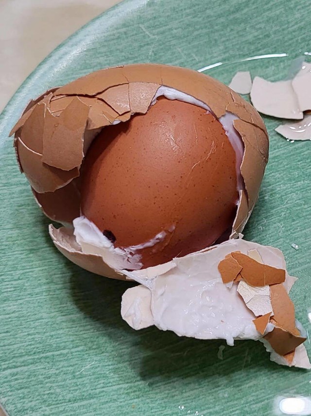 5. Pronašao sam jaje unutar kuhanog jajeta
