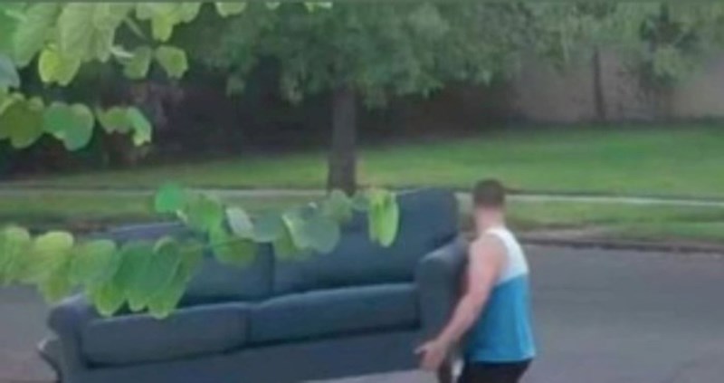 Tip je smislio kako da bez ičije pomoći prenese težak kauč, ovo je istovremeno urnebesno i genijalno
