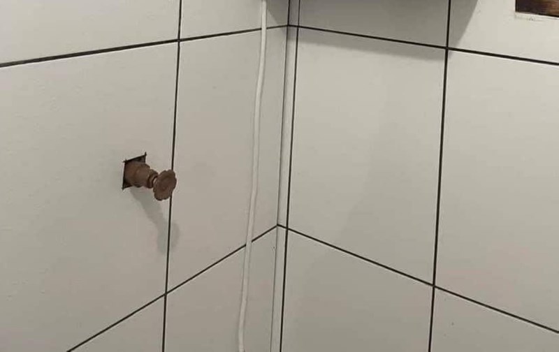 Detalj iz nečije tuš kabine hit je na Fejsu, morate vidjeti od čega je tip napravio držač za šampone