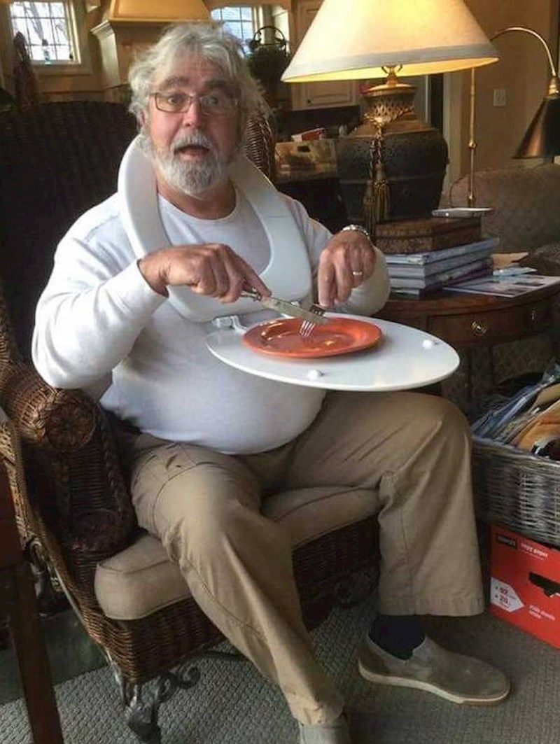 17. Tip je smislio kako da jede za najdražim naslonjačem