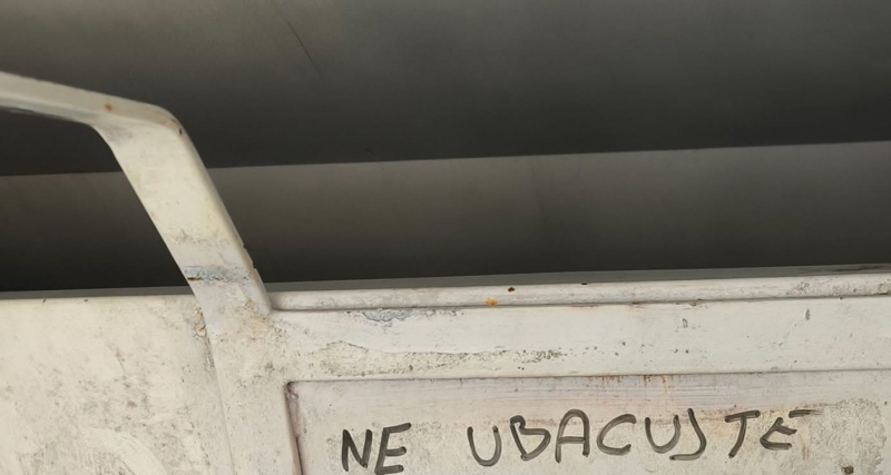 Prolaznik je pored jednog otvora uočio bizarnu obavijest, natpis bi vas mogao uznemiriti