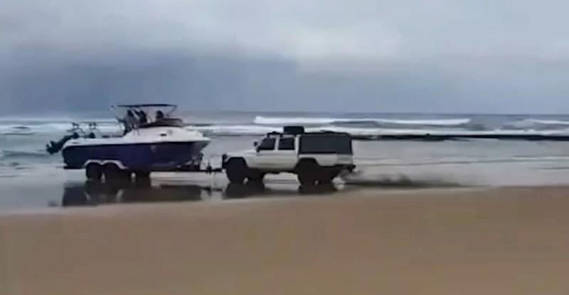 Ljudi su pokušali porinuti brod u ocean na prilično blesav način, kraj snimke je urnebesan