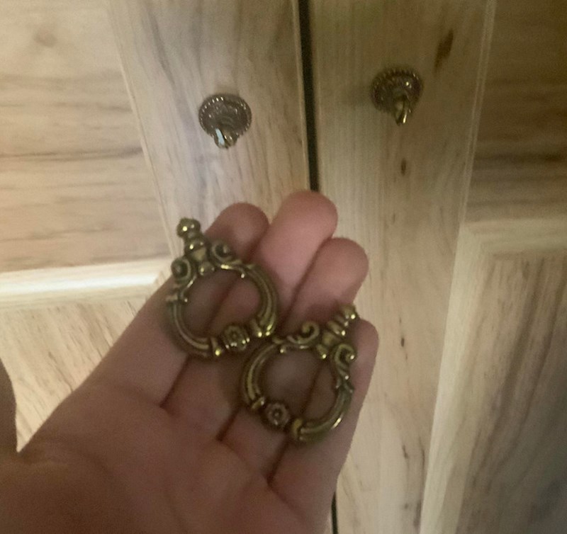 7. Iznajmili smo apartman za Novu godinu. Samo sam htjela otvoriti ormar i spremiti svoje stvari...