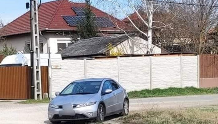 Tip je oduševio ekipu na Fejsu bizarnom idejom za popravak auta, fotka je odmah postala hit