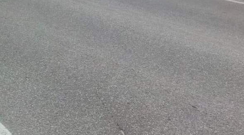 Vozač je negdje na Balkanu primijetio bizaran detalj u asfaltu, fotka je nasmijala tisuće na Fejsu