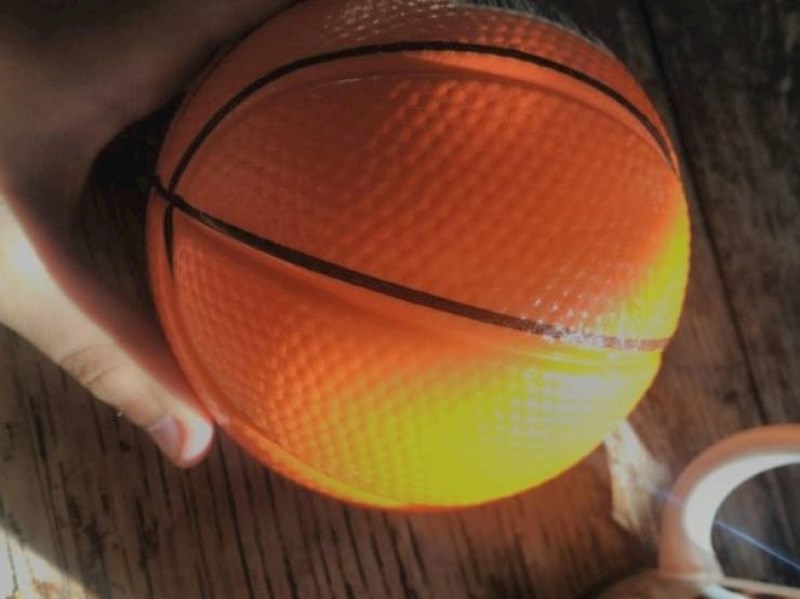 9. Crte na ovoj košarkaškoj lopti nisu tamo gdje bi trebale biti