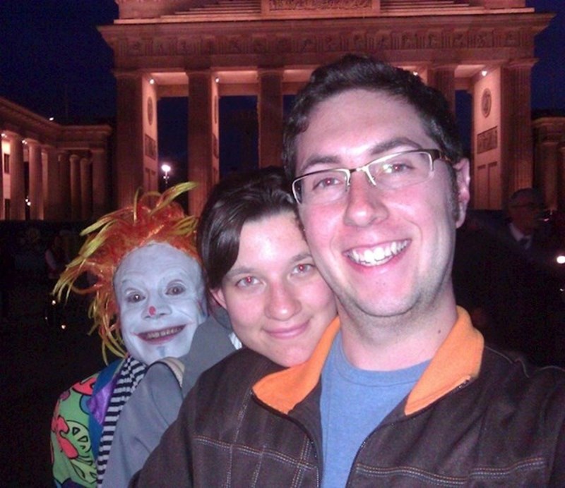 13. Nepoznati, maskirani tip im je uletio u kadar ispred Brandenburških vrata