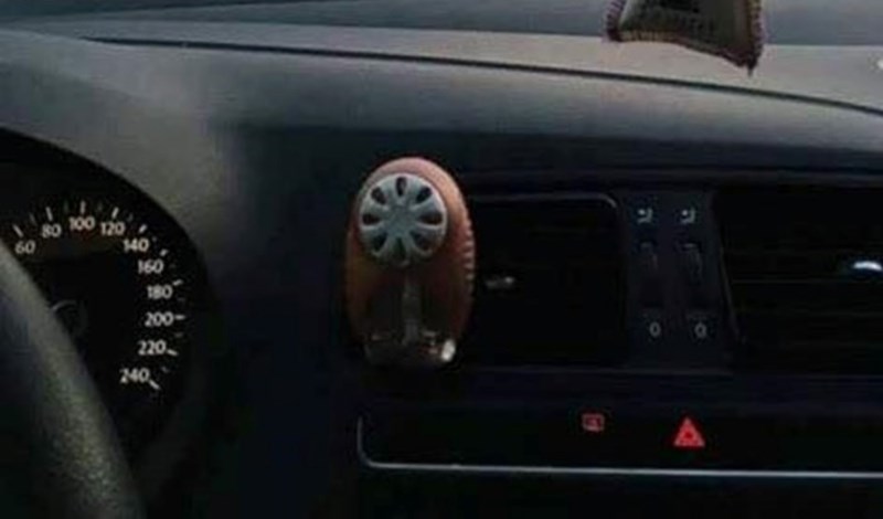 Zapanjeni vozač morao je fotkati i svima pokazati bizarnu scenu ispred njega, fotka je obišla Balkan