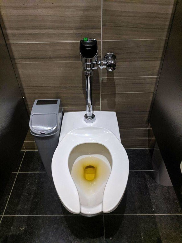 8. Koriste žuto sredstvo za dezinfekciju zbog kojeg wc izgleda kao da netko nije pustio vodu