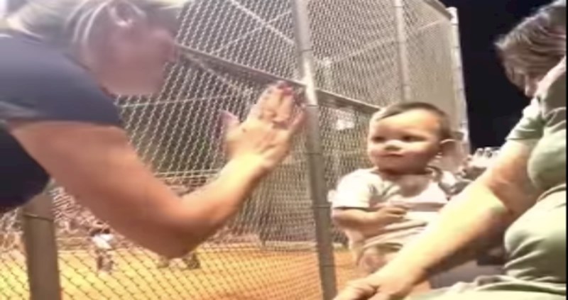 Teta je na urnebesan način zeznula nećaka koji je taman naučio dati pet, snimka je odmah postala hit