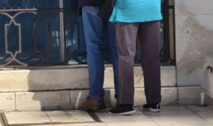 Netko je kod bankomata snimio urnebesan prizor, morate vidjeti kako žena pomaže suprugu