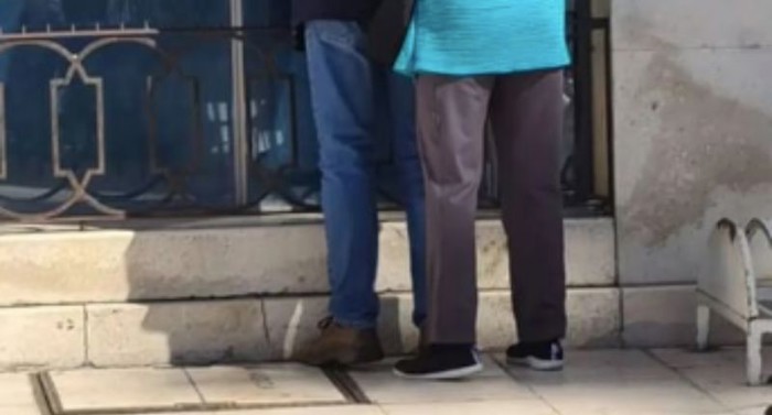Netko je kod bankomata snimio urnebesan prizor, morate vidjeti kako žena pomaže suprugu