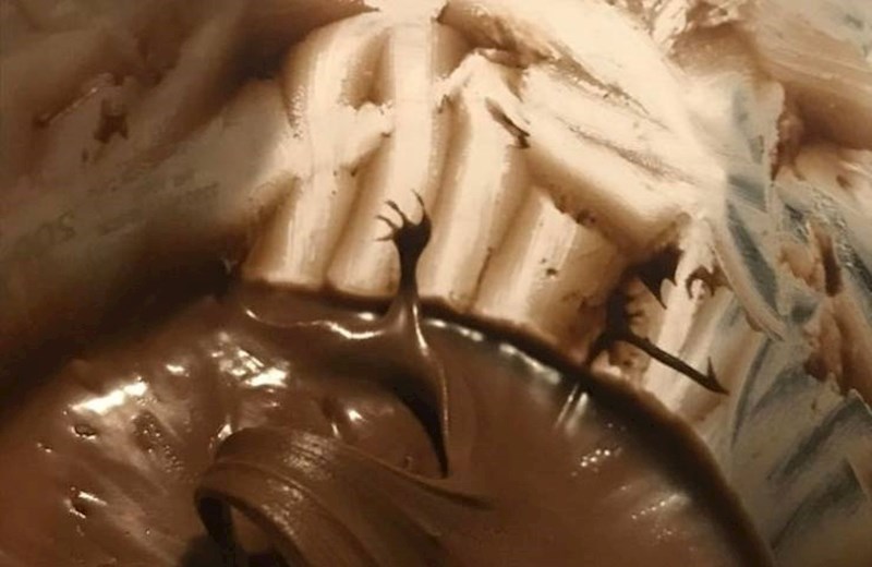 12. Ruka koja pokušava pobjeći iz tegle Nutelle