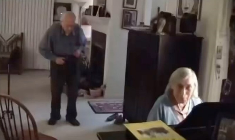 Djed je oduševio internet onime što napravi kad njegova žena zasvira klavir, otopit će vam se srce