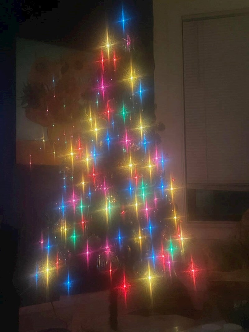 6. Mobitel mi je bio mastan, ali je fotka božićnog drvca zbog toga ispala genijalno