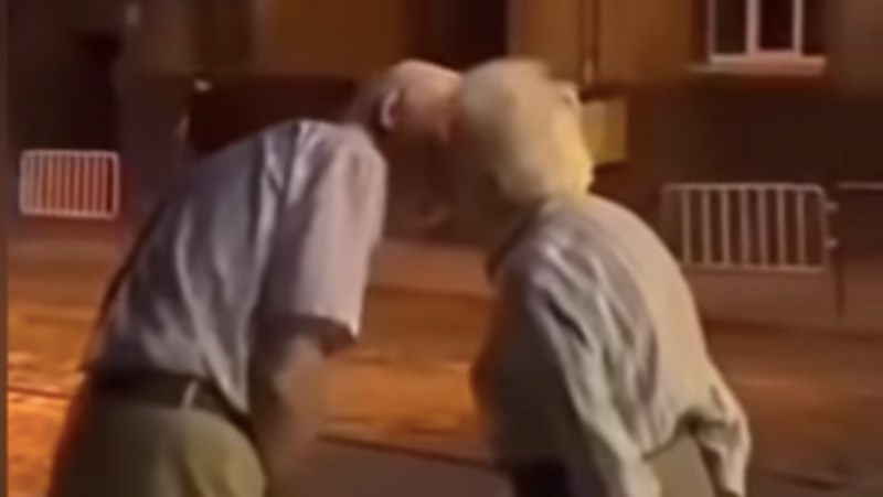 Snimka starijeg para oduševila je milijune ljudi diljem svijeta, odmah će vam biti toplije oko srca