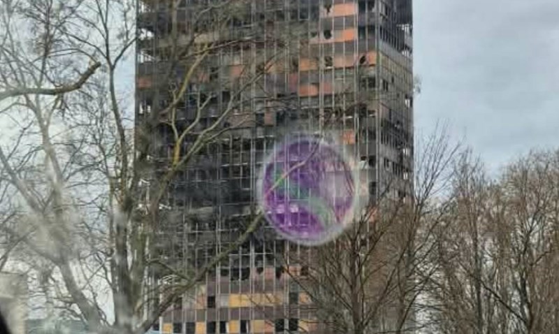 Vozač je ispred izgorenog Vjesnika primijetio znakovitu reklamu, ovo teško da može biti slučajno