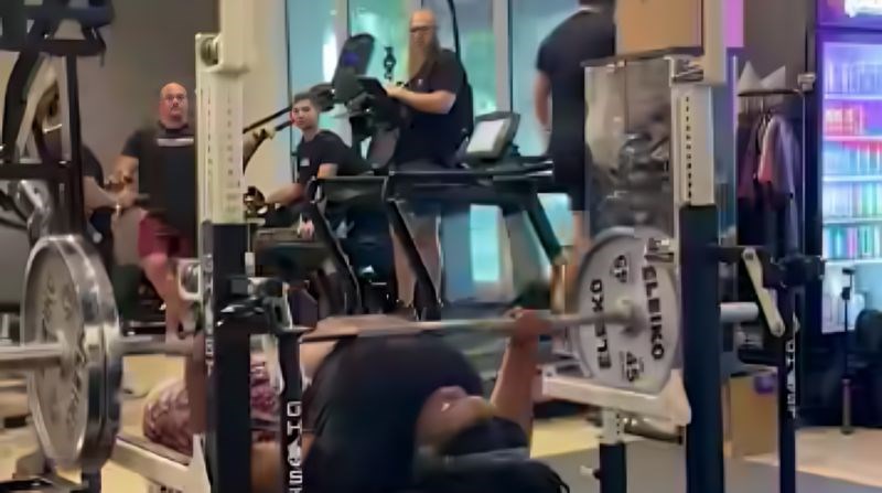 Djevojka je dizala teški uteg, snimka je postala viralna zbog urnebesne reakcije tipova u pozadini