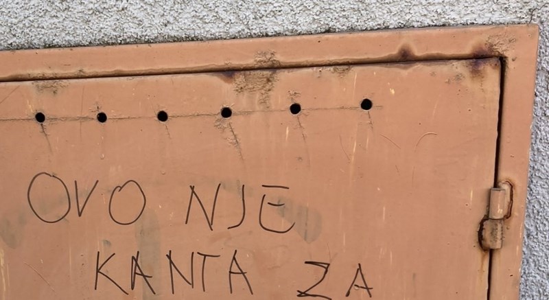 Iziritirani stanar napisao je poruku vlasnicima pasa, nećete vjerovati gdje bacaju vrećice s izmetom