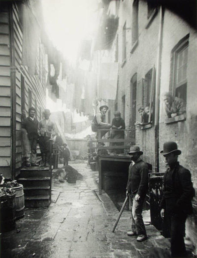 3. Bandit's Roost, Mulberry Street 59, New York, autora Jacoba Riisa, 1887.