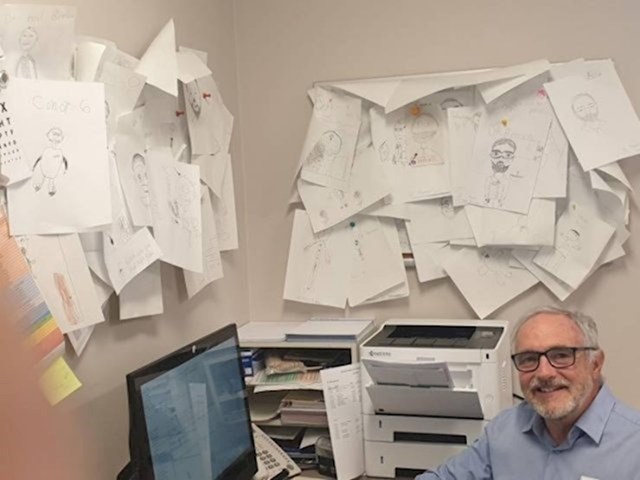 "Moj doktor čuva sve crteže koje mu djeca nacrtaju. Pogledajte kako mu izgleda zid na poslu."