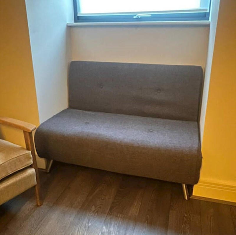 1. Stavila sam oglas za prodaju ovog kauča. Tip se odmah javio i došao po njega za sat vremena. Još sat kasnije, poslao mi je ovu fotku. Bio mu je suđen!