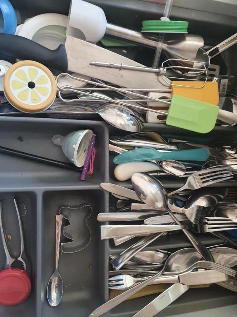 9. Bio je njegov red da izvadi posuđe iz suđerice